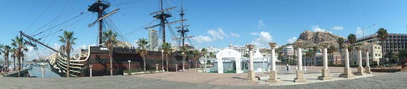 Barco pirata en el puerto de Alicante