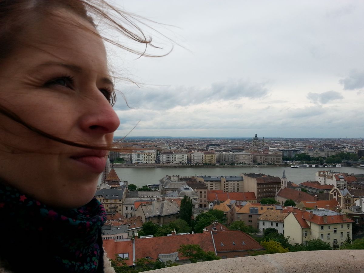 Portret żony podczas podróży poślubnej w Budapeszcie. W tle panorama na Bude