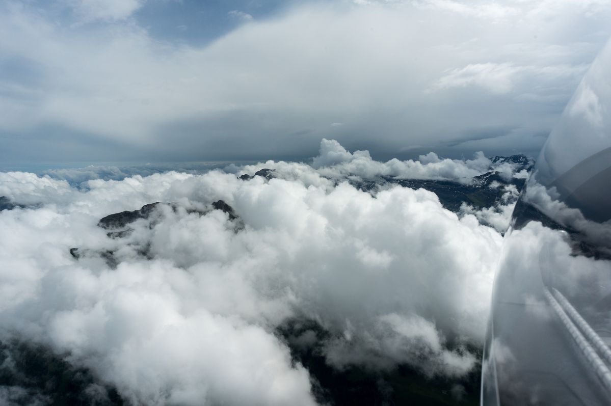 Supporting the IACE 2014 (International Air Cadet Exchange) with a flight with the Stemme S10-VT over the Swiss Alps