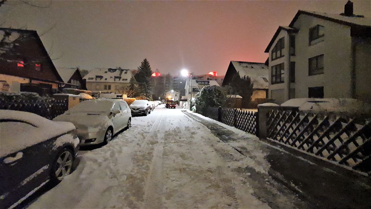 Bei uns ist heute Nacht Schnee gefallen da musste ich heute morgen gleich wieder fliegen..jpg