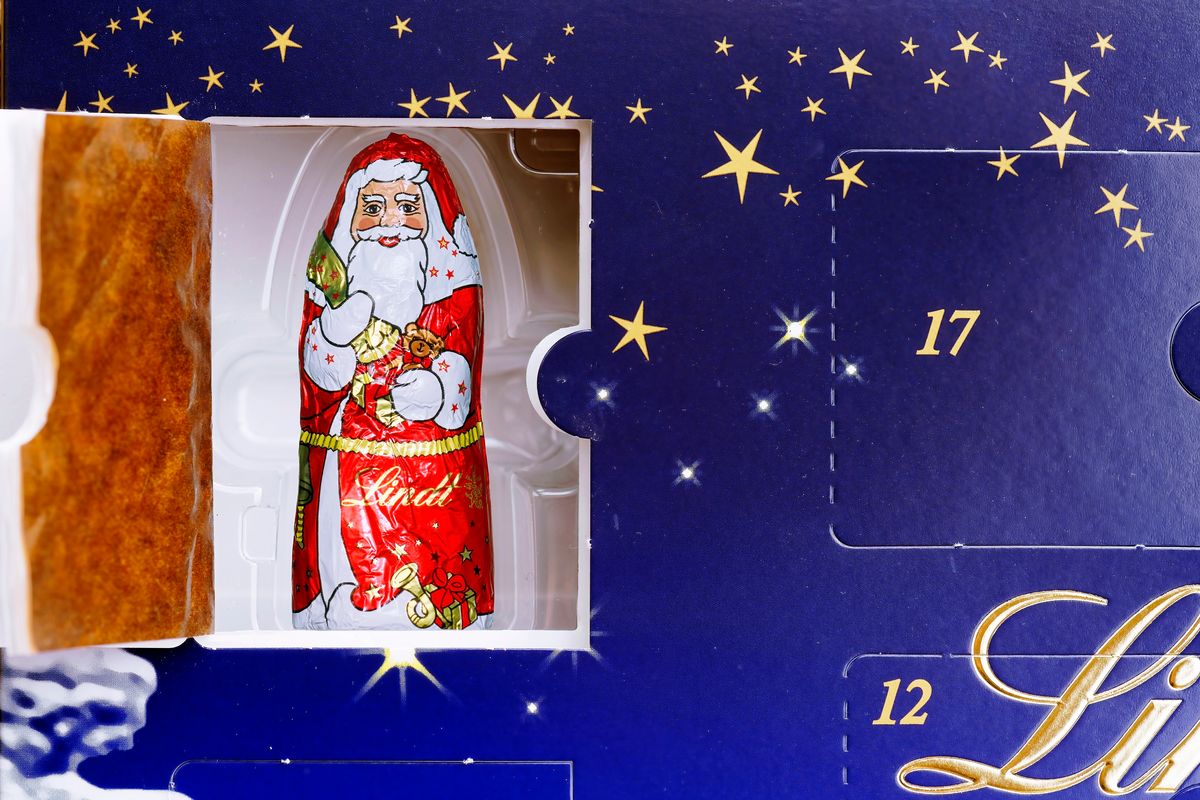 Hinter der sechste Tür eines Adventskalenders wartet der "Nikolaus" !